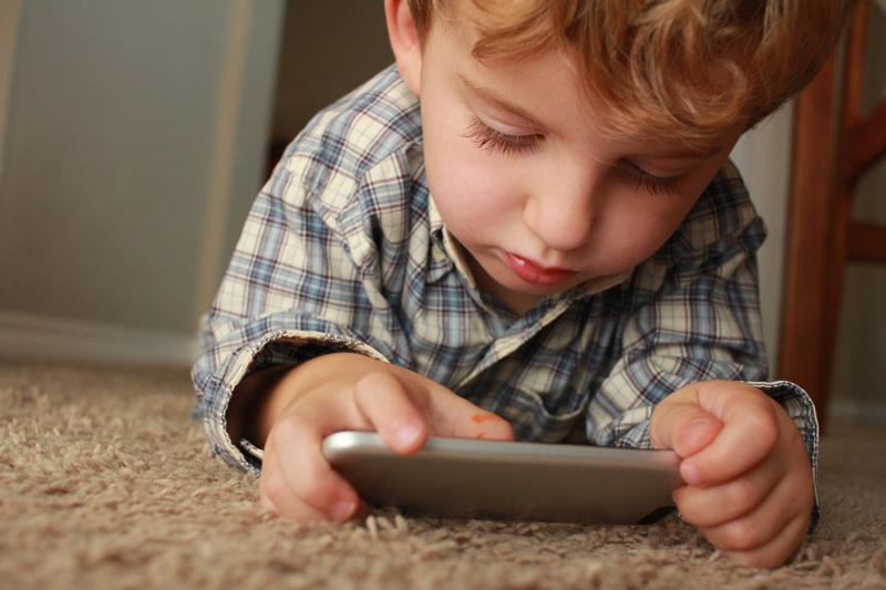 child-using-smartphone